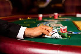 Meja Teen Patti di mamibet88 dengan kartu dan chip permainan